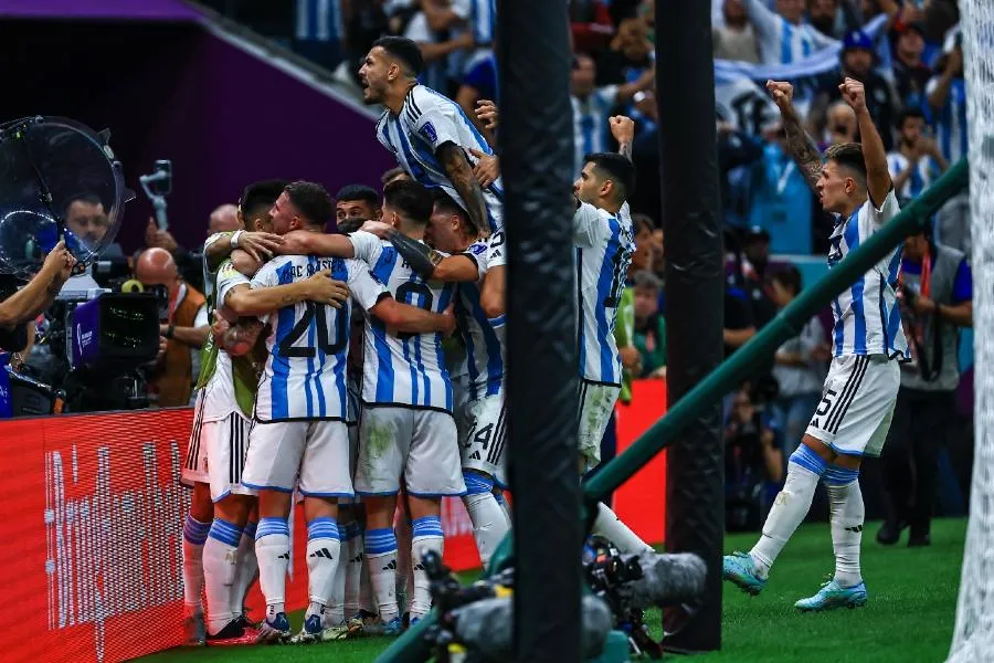 Messi celebrando su gol con sus compañeros