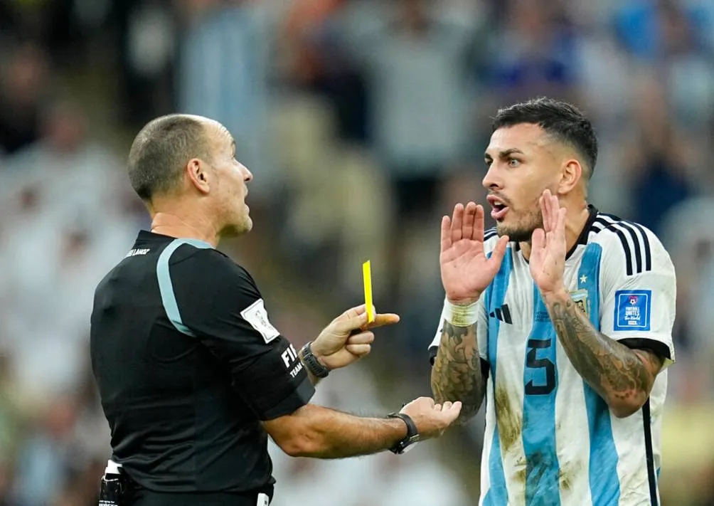 El árbitro amonestó a Leandro Paredes