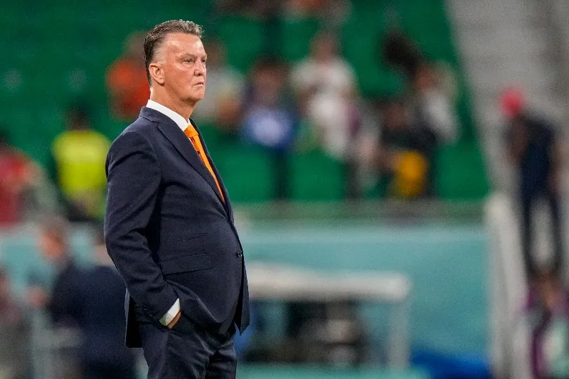 Louis van Gaal dirigiendo a Países Bajos