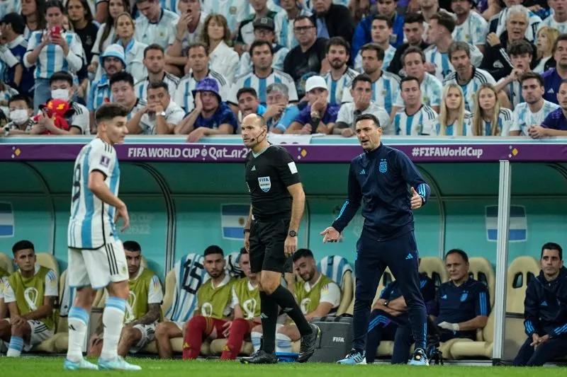 Messi y Mateu Lahoz debatiendo