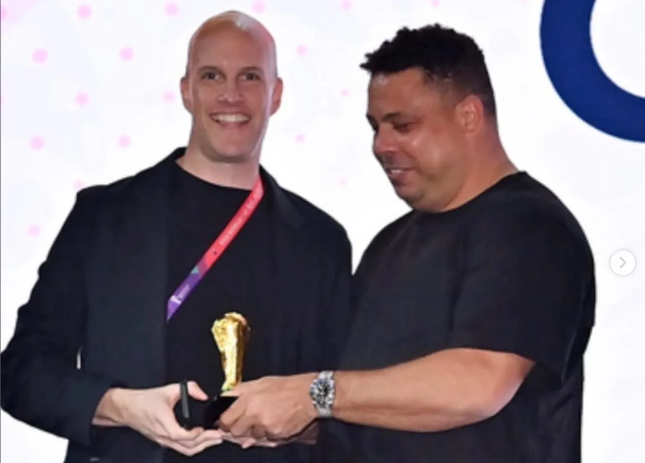 Ronaldo entregando premio a Grant Wahl de la FIFA