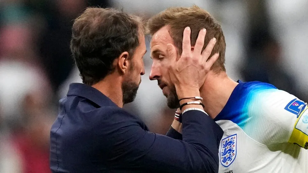 Gareth Southgate consola a Harry Kane