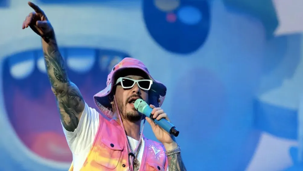 Bad Bunny durante un concierto