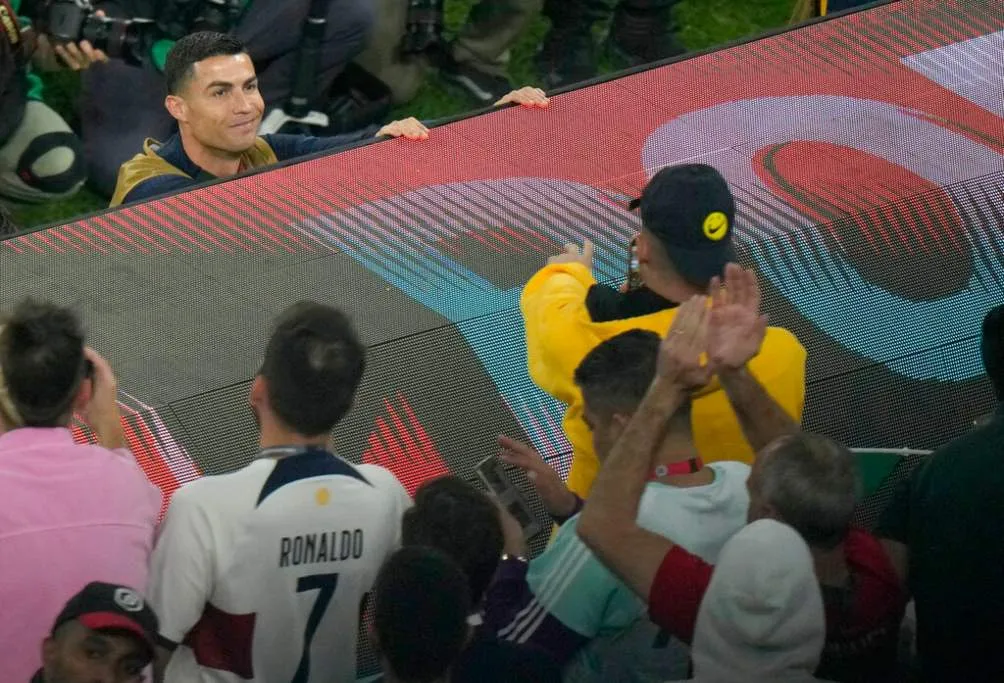 Cristiano Ronaldo saluda a fans