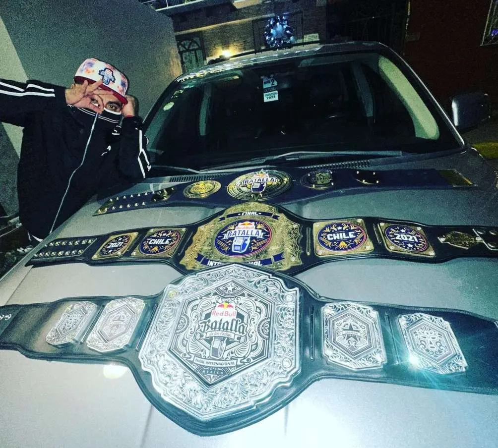 Aczino lució en esta imagen con sus cinturones