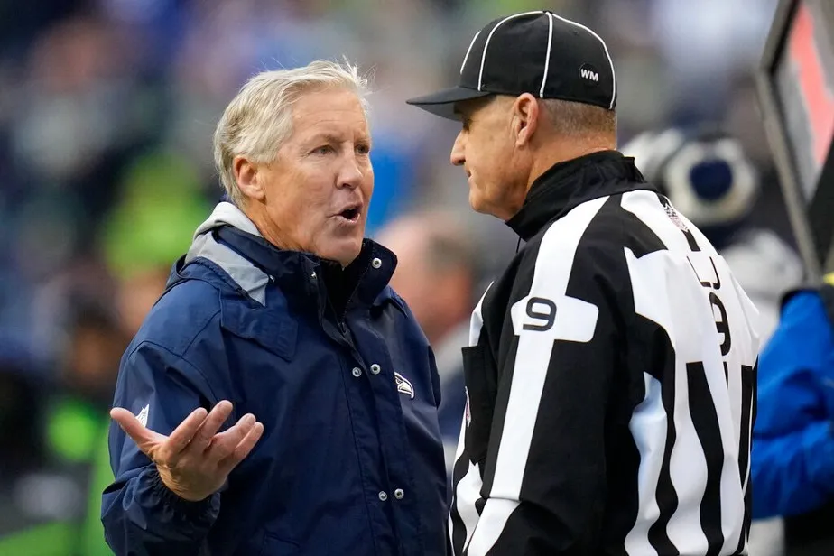 Pete Carroll discute con los árbitros