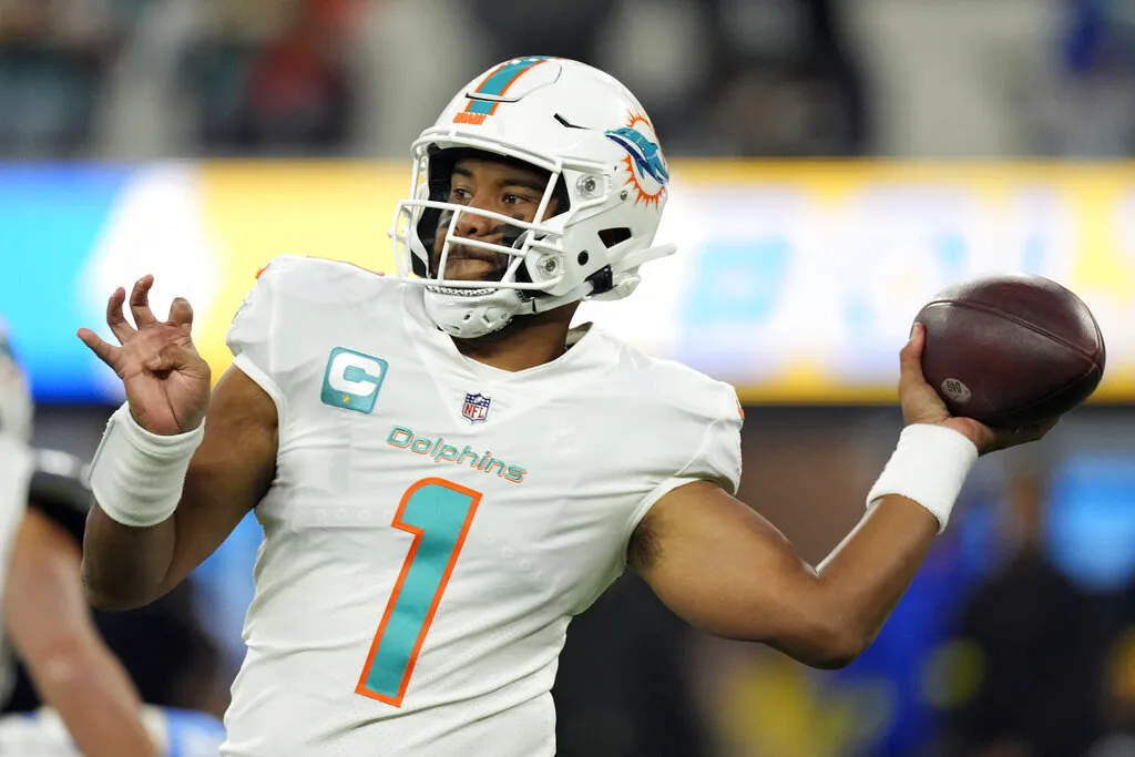 Tua Tagovailoa no pudo con los Chargers