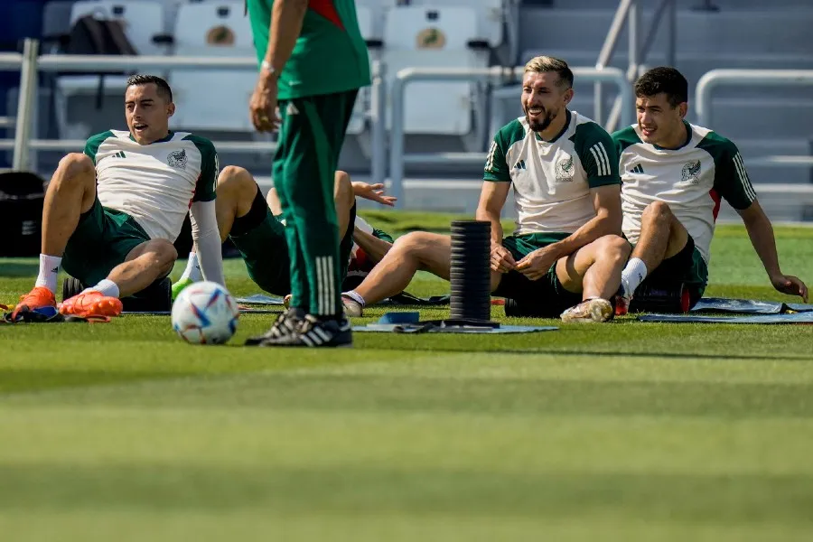 AP Funes Mori en calentamiento con el Tri