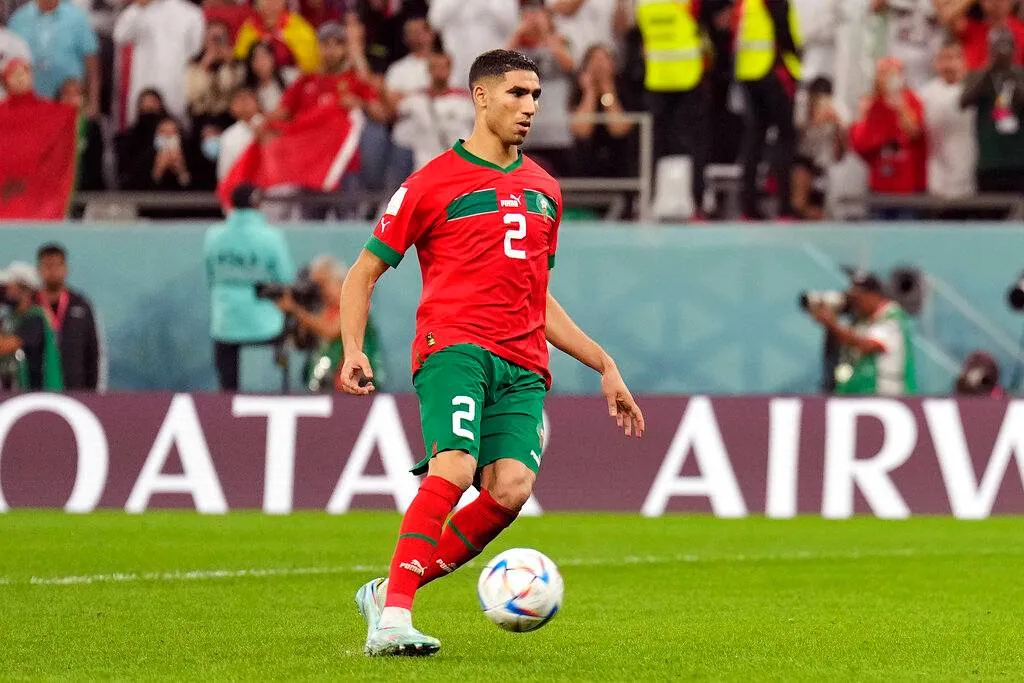Achraf Hakimi durante un partido en Qatar 2022