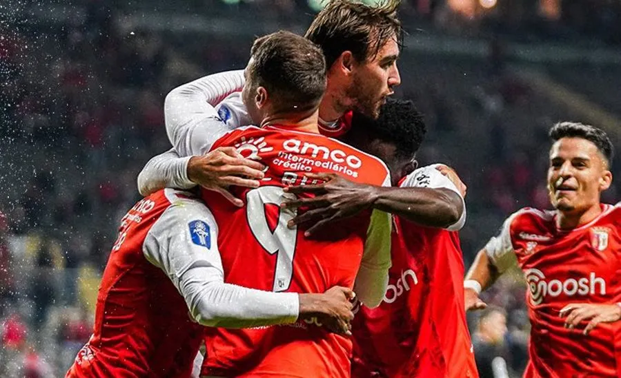 Jugadores del Braga festejan anotación de Abel Ruiz