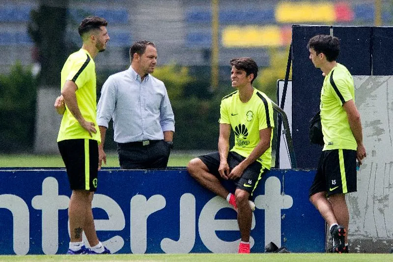 Orrantia con el América, charlando con Santiago Baños en Coapa