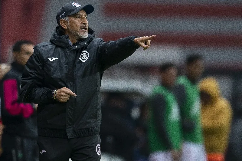 Potro Gutiérrez dirigiendo a Cruz Azul