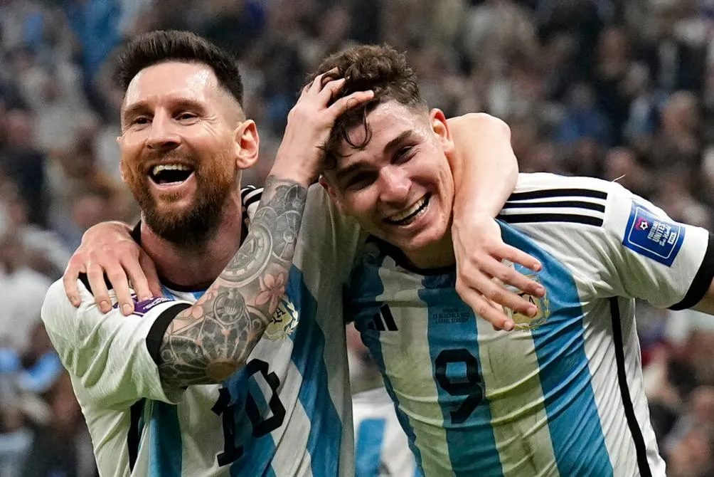 Lionel Messi y Julián Álvarez