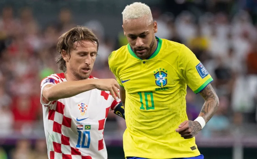 Modric pelea el balón con Neymar