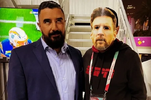 @ALVARITOMORALES Álvaro Morales junto a 'Messi'