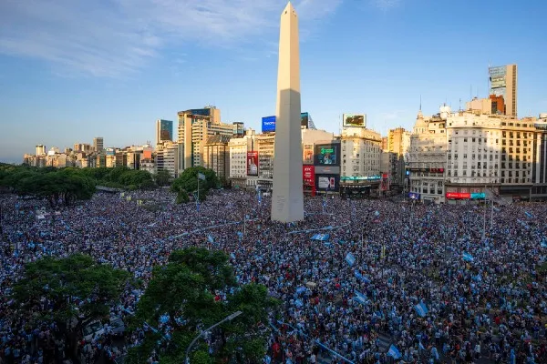 Miles de fans salieron a las calles