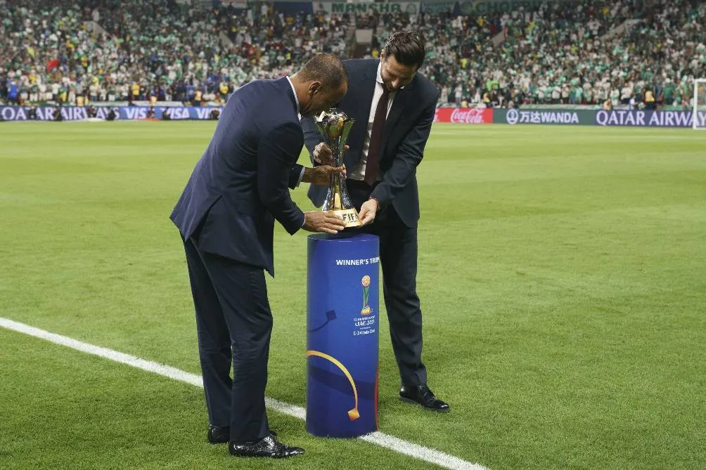 MEXSPORT El trofeo del Mundial de Clubes fue trasladado por Cafú