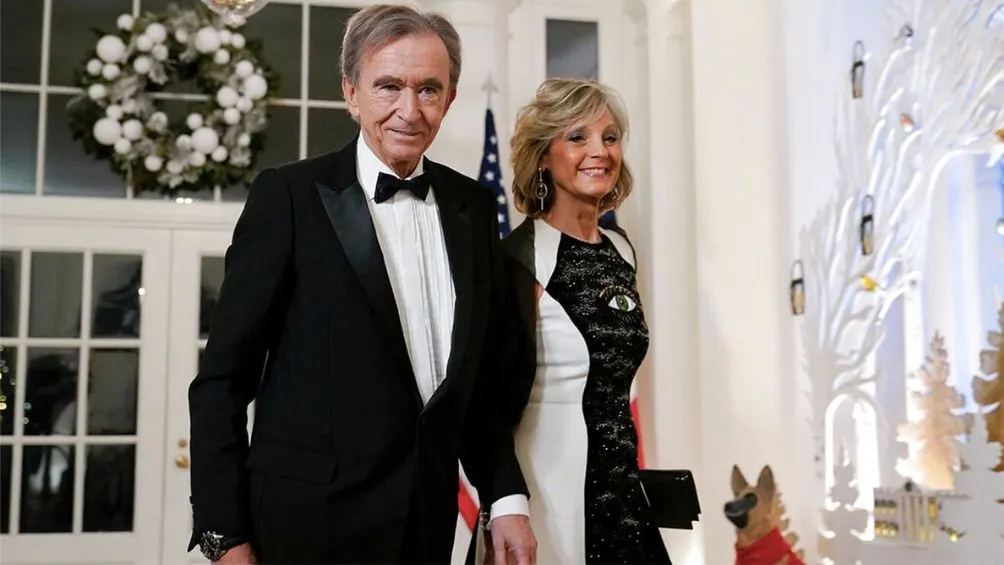Bernard Arnault con su pareja
