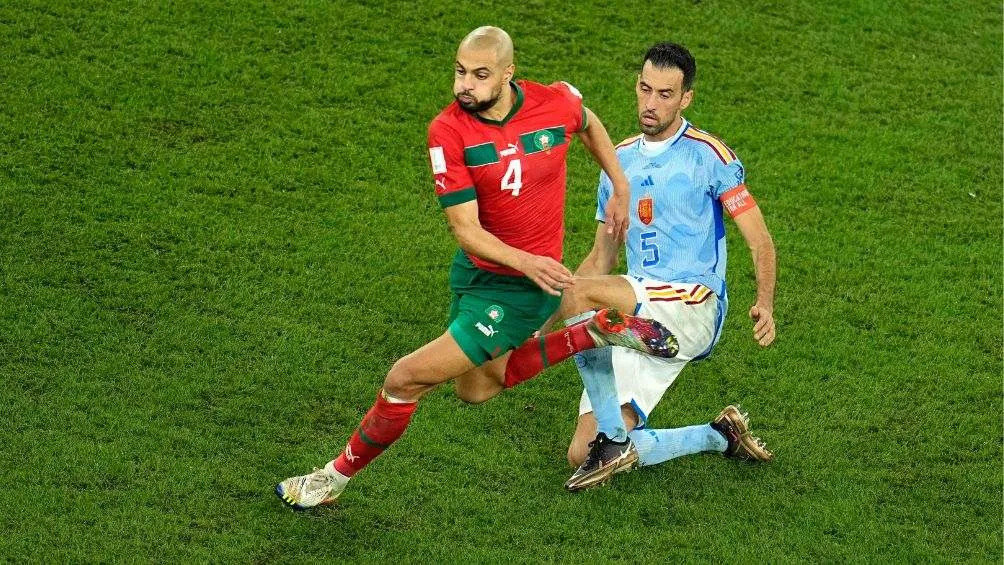 Busquets y Amrabat en el duelo de Octavos