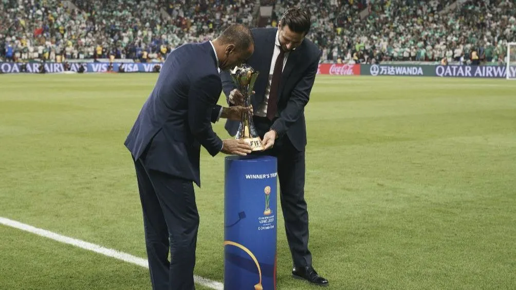 MEXSPORT Cafú llevando la Copa Mundial de Clubes