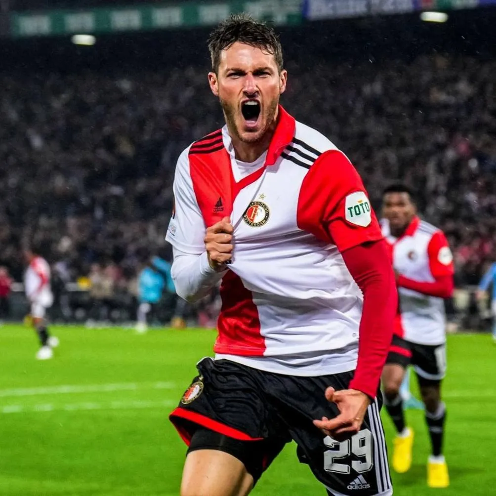 Santiago Giménez festeja gol con Feyenoord