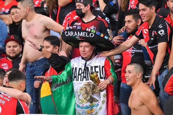 IMAGO7 Caramelo con la afición del Tri