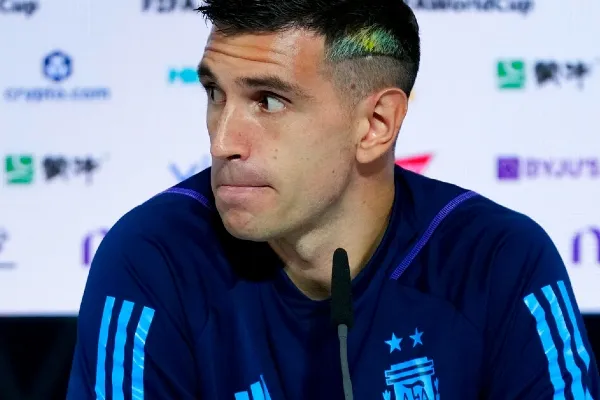 Emiliano Martínez en rueda de prensa