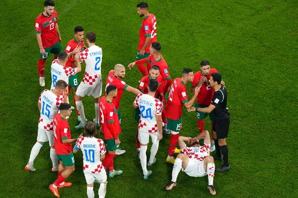 AP El partido concluyó con los ánimos muy calientes