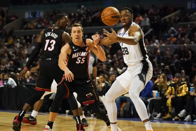 Duncan Robinson y Charles Bassey