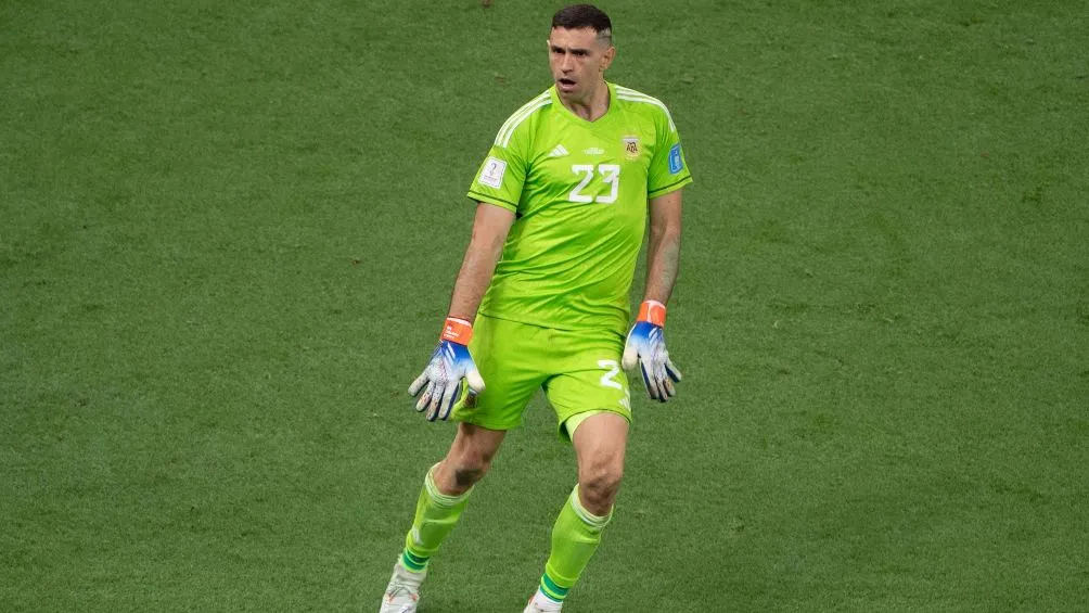 Dibu Martínez festeja el título