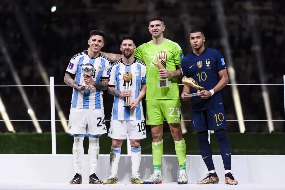 El Dibu Martínez junto a Kylian Mbappé