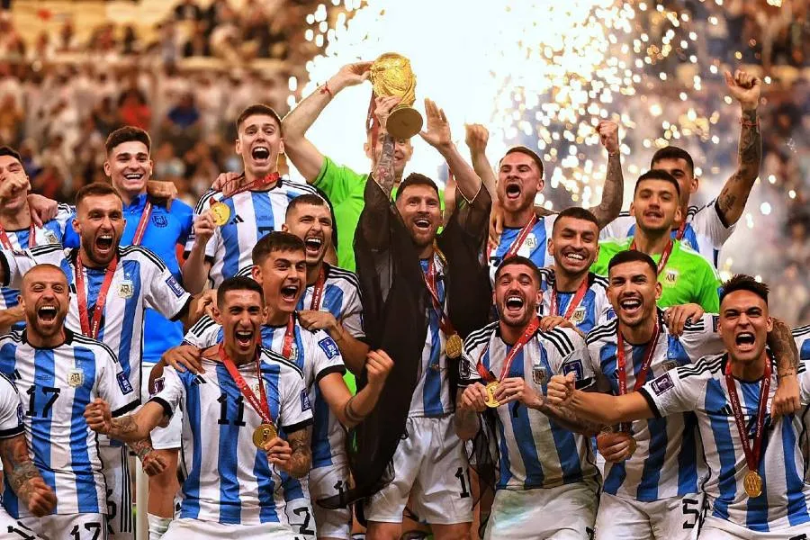 Lionel Messi levantando la Copa del Mundo en Qatar