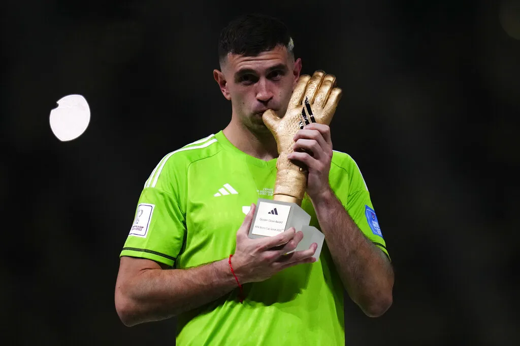 El Dibu Martínez se quedó con el Guante del Oro