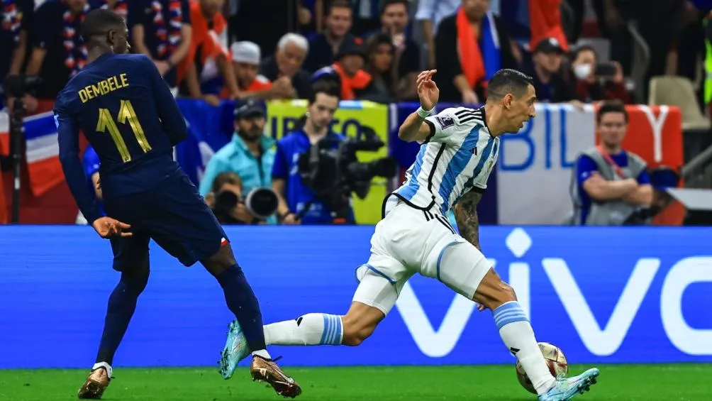 La jugada de la polémica. La marcación de Dembelé sobre Di María