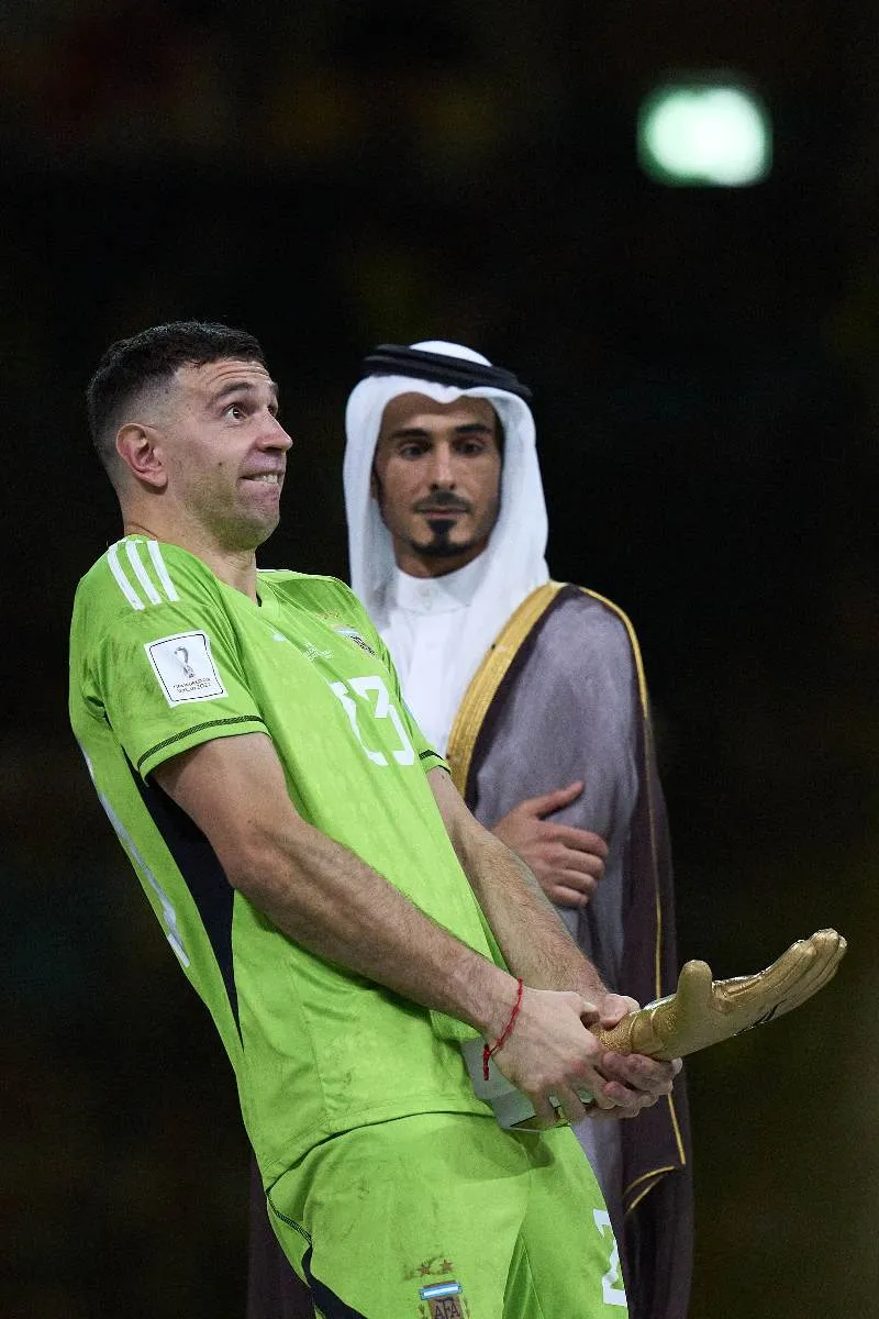 Dibu festejando inapropiadamente