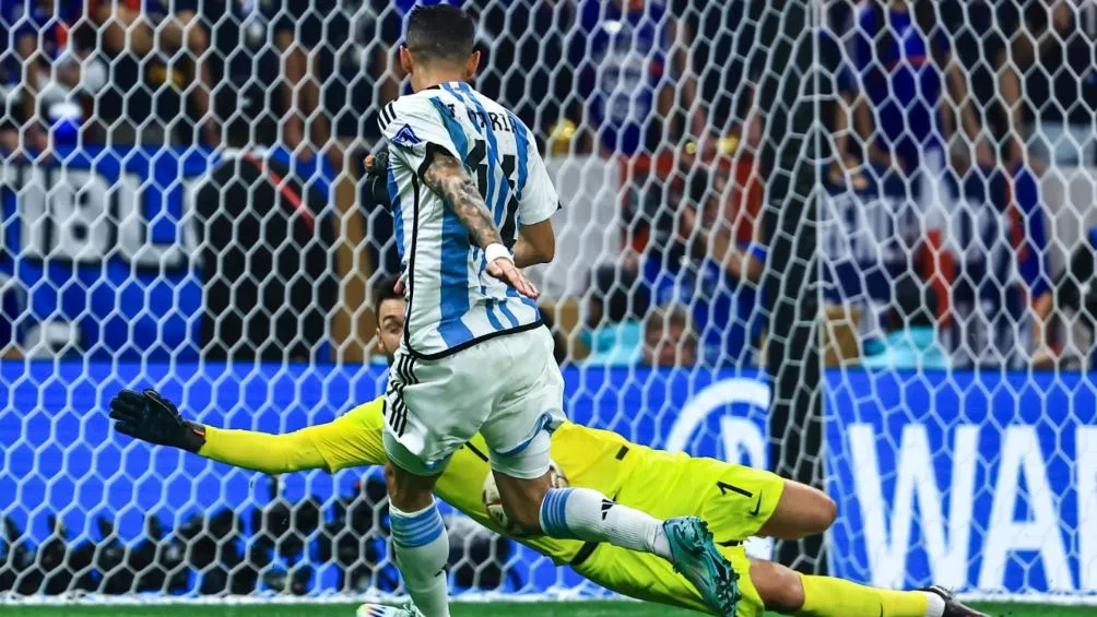 Di María define a la salida de Lloris para el 2-0.