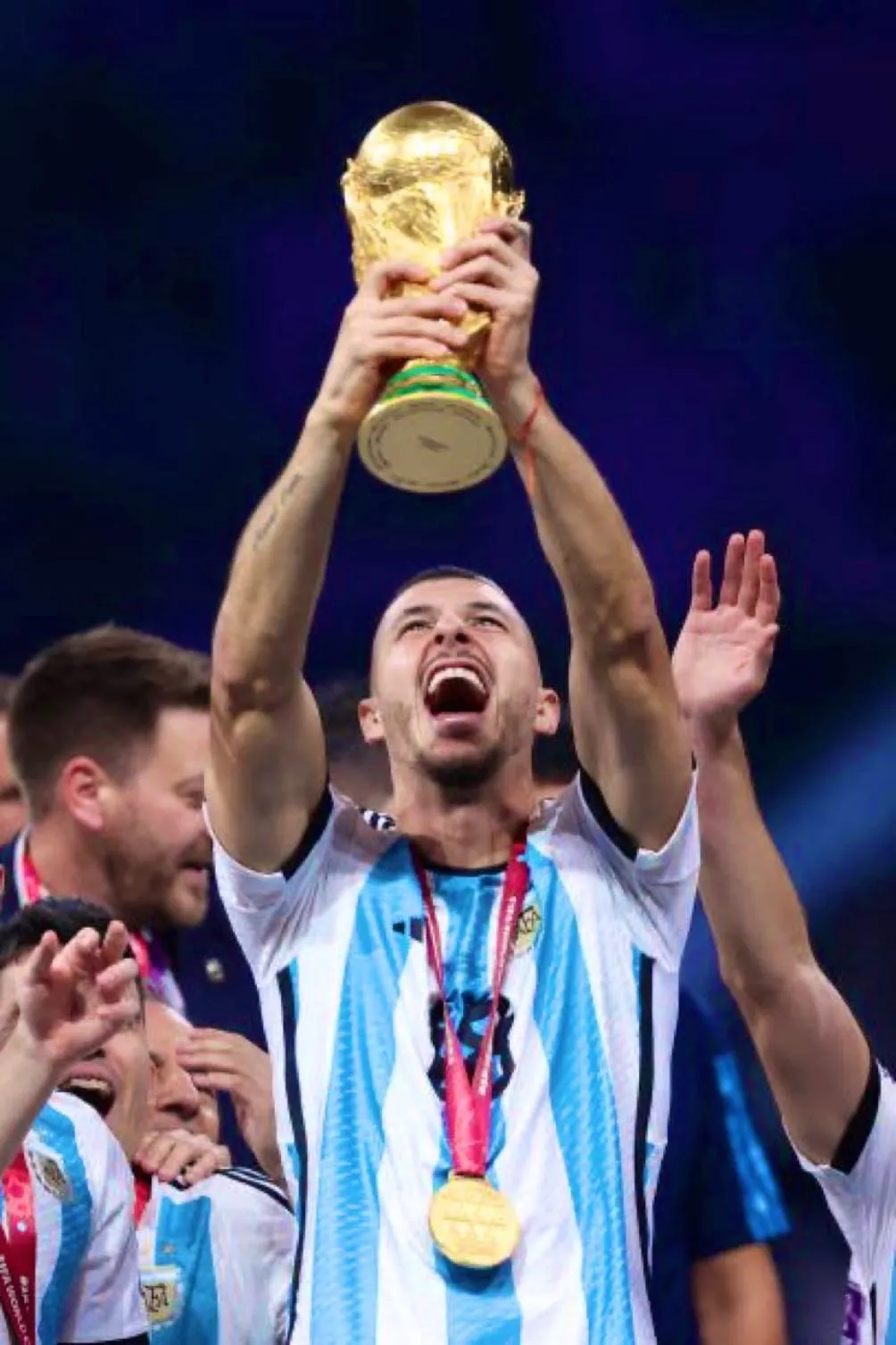 Guido Rodríguez levanta la Copa del Mundo