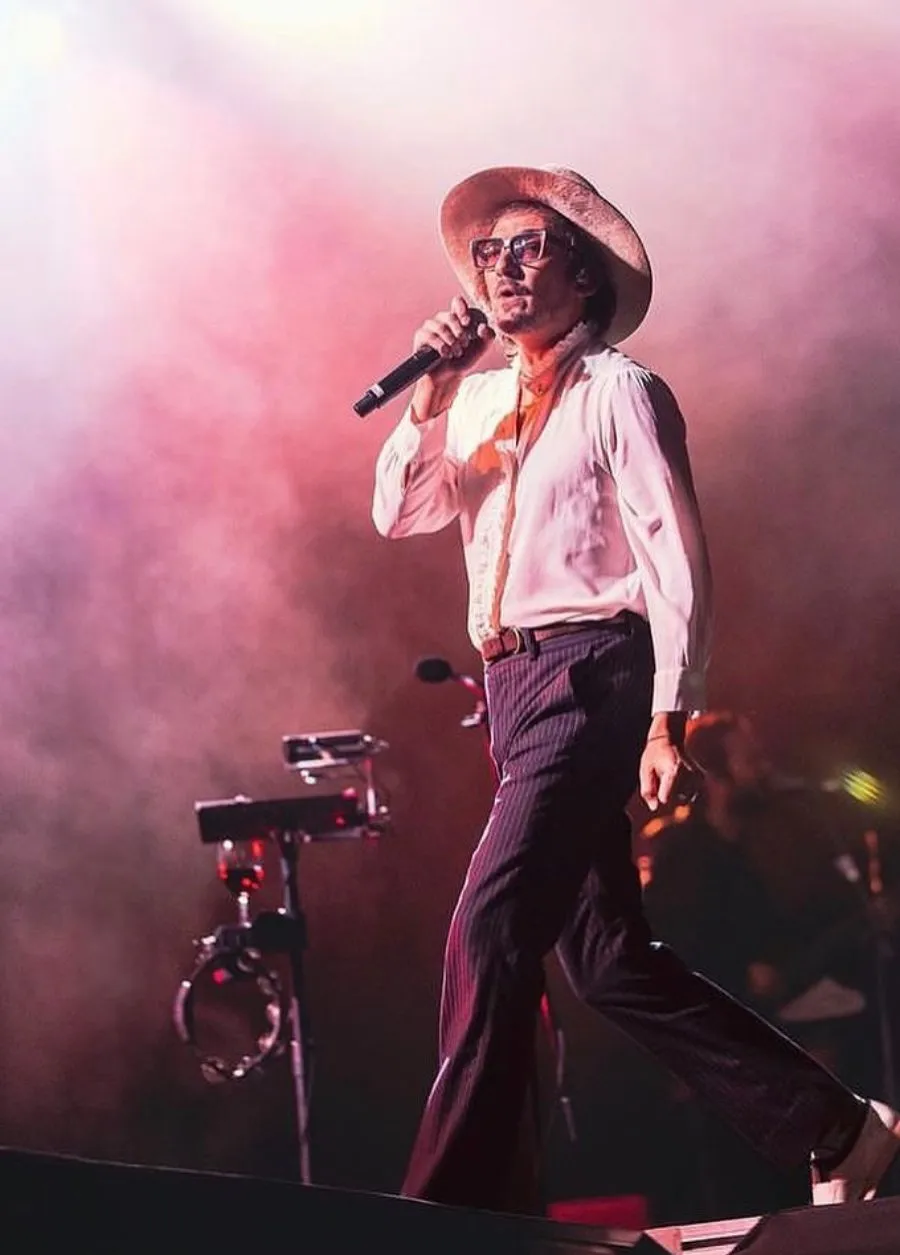 León Larregui cantando sus icónicas canciones