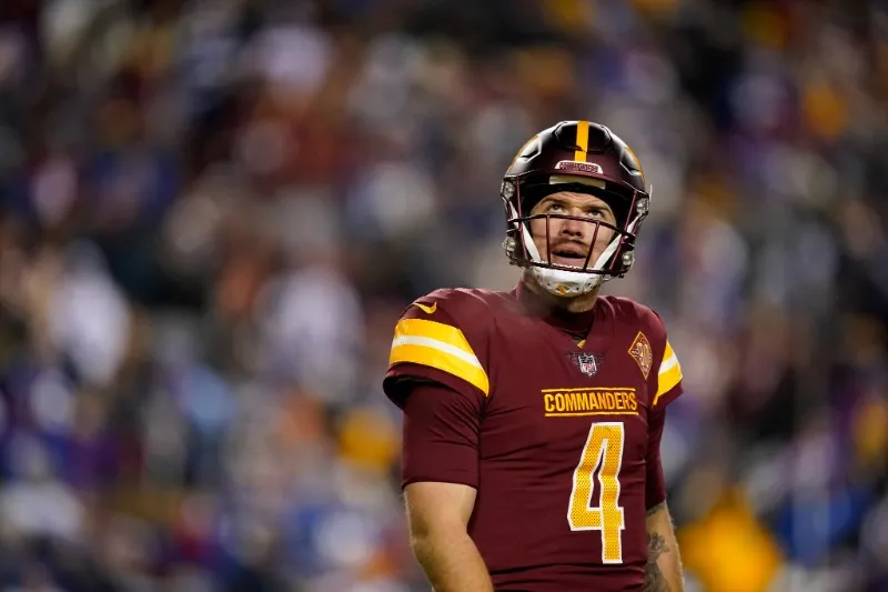 El quarterback Taylor Heinicke