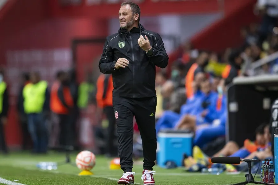 Andrés Lillini dirigiendo partido de la Copa por México