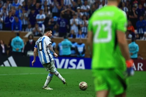 El Dibu viendo el penalti de Messi