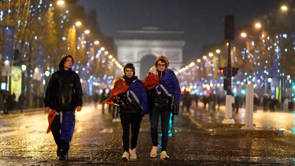 La afición tuvo que abandonar ante los destrozos