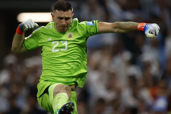 MEXSPORT El Dibu en festejo por atajada