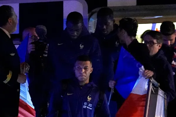 Trataron de animarlos desde el aeropuerto