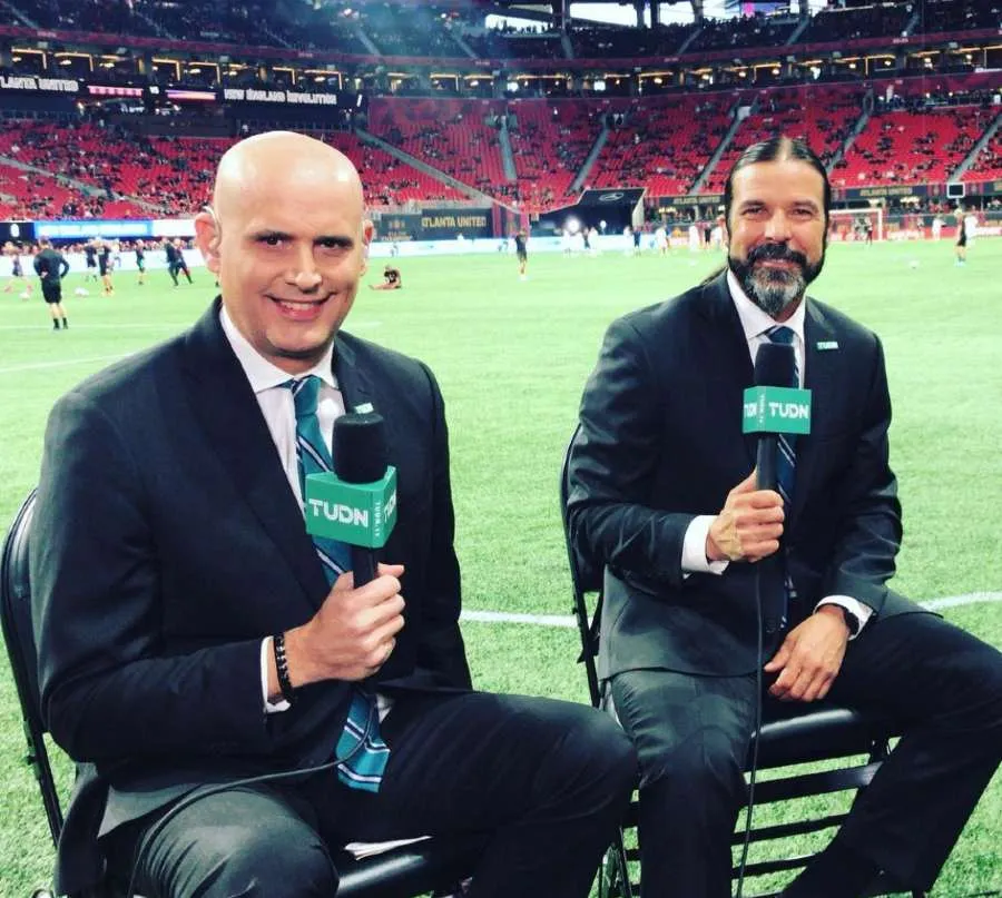 INSTAGRAM @ivankasanzew Iván Kasanzew junto a Marcelo Balboa en transmisión para TUDN