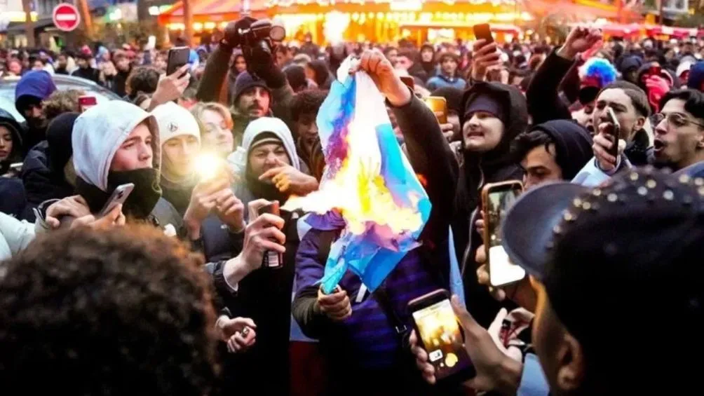 Aficionados franceses le prenden fuego a bandera de Argentina
