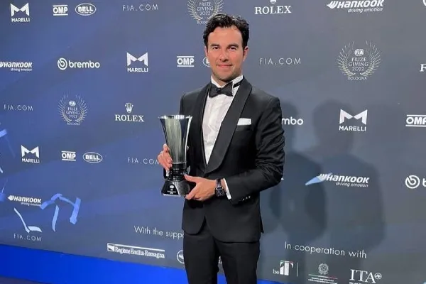 Checo Pérez durante premiación