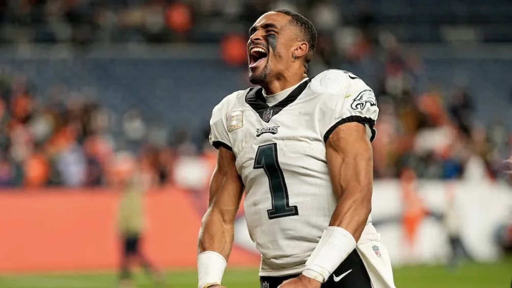 Hurts celebra una victoria de Eagles