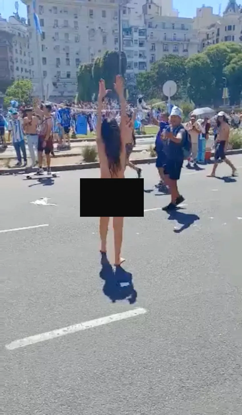 Mujer desnuda celebrando el título de Argentina