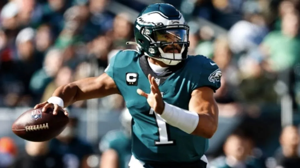 Hurts lanzando un pase